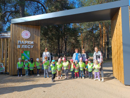 Дести средней группе на прогулке в парке Дести средней группе на прогулке в парке.